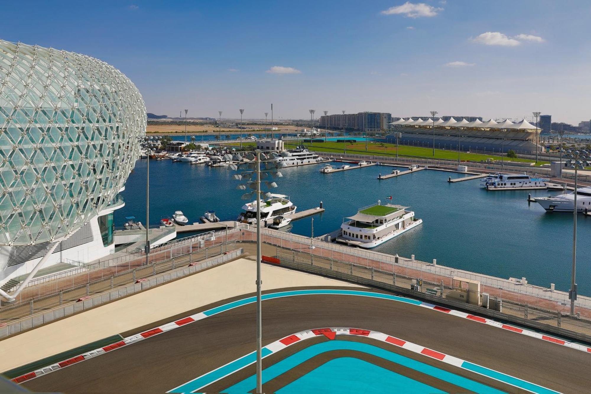W - Yas Island Отель 5*