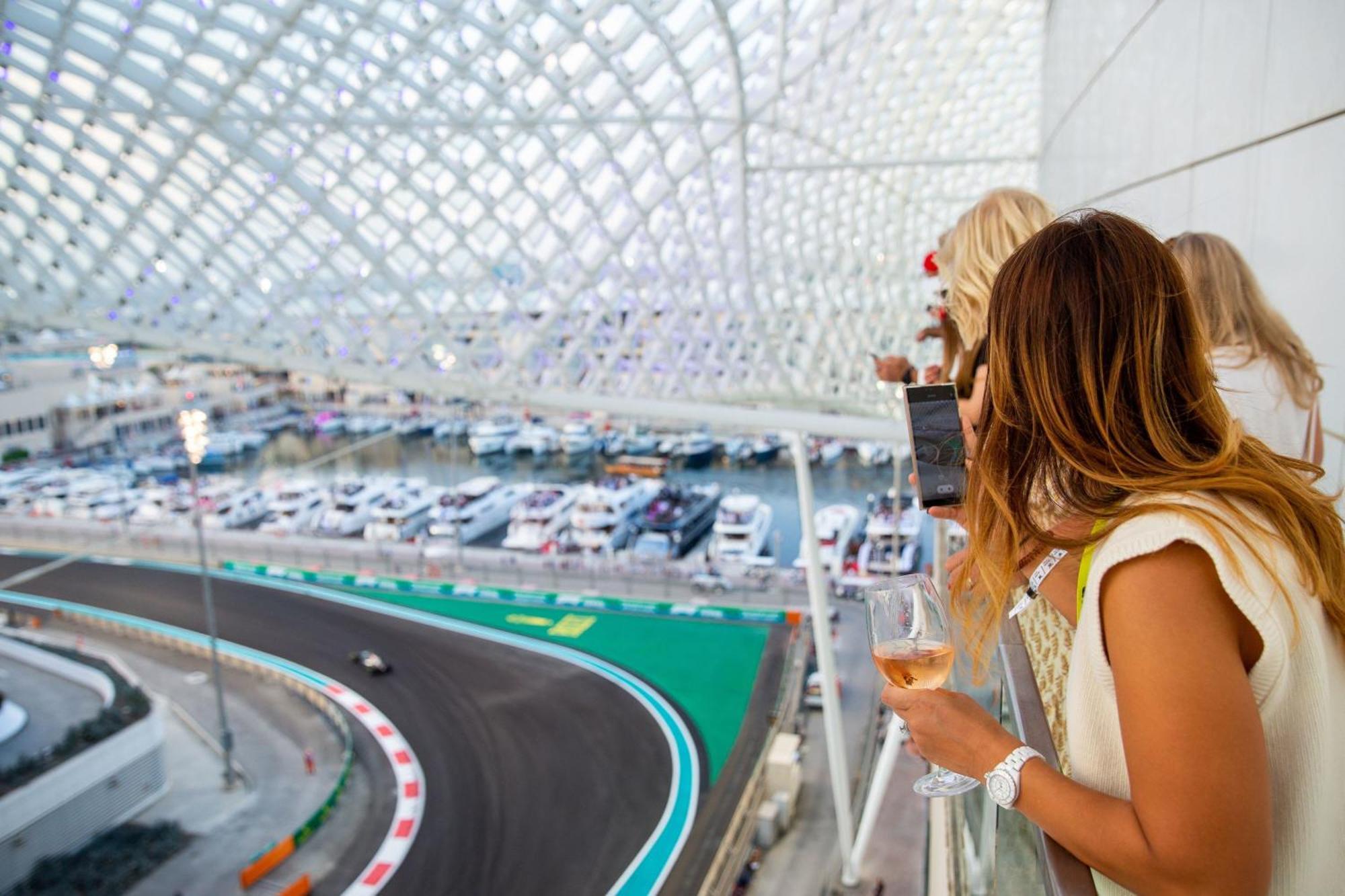 W - Yas Island Отель 5*